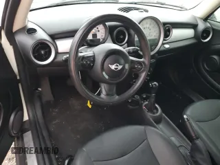 2013 MINI Hardtop z VIN WMWSU3C59DT688460, wystawiony jako Copart lot #55451925 z przebiegiem Nie podano mil oraz Szkoda całkowita • Salvage title. Historia ofert i sprzedaży dostępna na DreamBid. Obrazek 8.