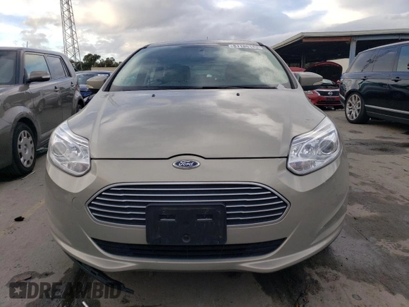 2015 Ford Focus Electric z VIN 1FADP3R43FL314971, wystawiony jako Copart lot #81186143 z przebiegiem 60 987 mil mil oraz . Historia ofert i sprzedaży dostępna na DreamBid. Obrazek 5.