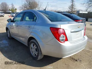 2014 Chevrolet Sonic LT с VIN 1G1JC5SH4E4152805, выставлен на аукционе IAAI как лот 41923555 с пробегом 180 068 миль миль и . История ставок и продаж доступна на DreamBid. Изображение 3.
