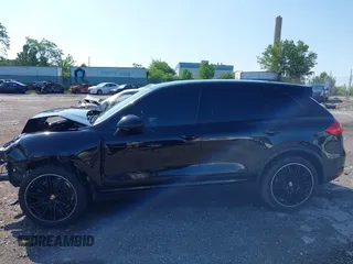2013 Porsche Cayenne с VIN WP1AA2A21DLA02081, выставлен на аукционе IAAI как лот 42559417 с пробегом 81 413 миль миль и . История ставок и продаж доступна на DreamBid. Изображение 15.