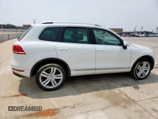 2013 Volkswagen Touareg Exec z VIN WVGEF9BP3DD012463, wystawiony jako Copart lot #57499915 z przebiegiem 104 981 mil mil oraz Szkody całkowita. Historia ofert i sprzedaży dostępna na DreamBid. Obrazek 3.