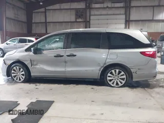 2018 Honda Odyssey LX with VIN 5FNRL6H21JB067863, listed as a IAAI auction lot 40432996 with 224,723 mi miles. Bid and sale history available at carsss.com. Image 14.