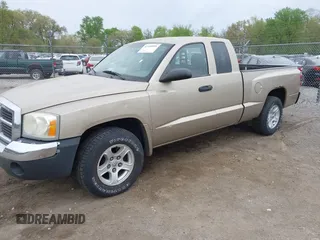 2005 Dodge Dakota SLT with VIN 1D7HE42K75S176815, listed as a IAAI auction lot 42160096 with 121,671 mi miles and . Bid and sale history available at carsss.com. Image 2.