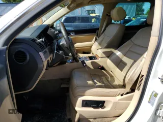 2008 Volkswagen Touareg V6 z VIN WVGBE77L68D012544, wystawiony jako Copart lot #58716985 z przebiegiem 148 637 mil mil oraz Czysty tytuł • Clean title. Historia ofert i sprzedaży dostępna na DreamBid. Obrazek 7.