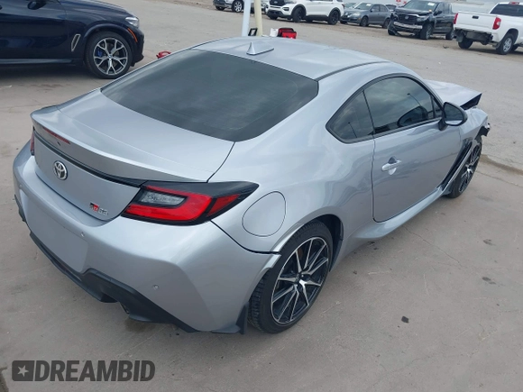 2023 Toyota 86 z VIN JF1ZNBC15P8759916, wystawiony jako IAAI lot #42160271 z przebiegiem 28 360 mil mil oraz . Historia ofert i sprzedaży dostępna na DreamBid. Obrazek 4.