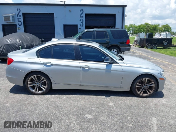 2013 BMW 3 Series 335i z VIN WBA3A9C56DF475450, wystawiony jako IAAI lot #42469522 z przebiegiem Nie podano mil oraz . Historia ofert i sprzedaży dostępna na DreamBid. Obrazek 13.