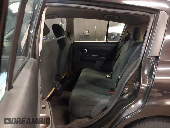 2011 Nissan Versa S z VIN 3N1BC1CPXBL497663, wystawiony jako IAAI lot #42340806 z przebiegiem 305 403 mil mil oraz . Historia ofert i sprzedaży dostępna na DreamBid. Obrazek 8.