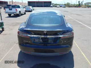 2013 Tesla Model S z VIN 5YJSA1CG0DFP17932, wystawiony jako IAAI lot #42212413 z przebiegiem 76 214 mil mil oraz . Historia ofert i sprzedaży dostępna na DreamBid. Obrazek 16.