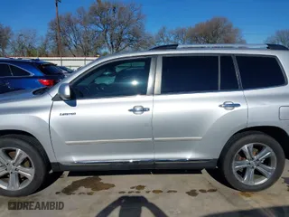 2011 Toyota Highlander Limited with VIN 5TDYK3EH0BS035151, listed as a IAAI auction lot 41281405 with 104,582 mi miles. Bid and sale history available at carsss.com. Image 14.