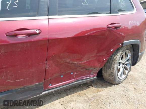 2019 Jeep Cherokee Latitude Plus z VIN 1C4PJLLB1KD220432, wystawiony jako IAAI lot #42395512 z przebiegiem 120 011 mil mil oraz . Historia ofert i sprzedaży dostępna na DreamBid. Obrazek 18.