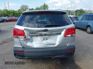 2013 Kia Sorento EX z VIN 5XYKUDA22DG413039, wystawiony jako IAAI lot #42197700 z przebiegiem 132 381 mil mil oraz . Historia ofert i sprzedaży dostępna na DreamBid. Obrazek 17.