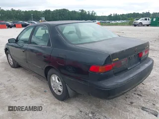 1997 Toyota Camry LE z VIN 4T1BG22K8VU004288, wystawiony jako IAAI lot #42358520 z przebiegiem 273 047 mil mil oraz . Historia ofert i sprzedaży dostępna na DreamBid. Obrazek 3.