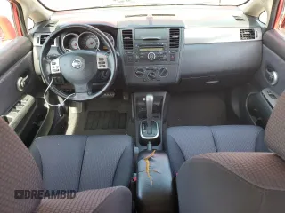 2007 Nissan Versa SL z VIN 3N1BC13E17L423098, wystawiony jako Copart lot #54123235 z przebiegiem 101 217 mil mil oraz Szkoda całkowita • Salvage title. Historia ofert i sprzedaży dostępna na DreamBid. Obrazek 8.