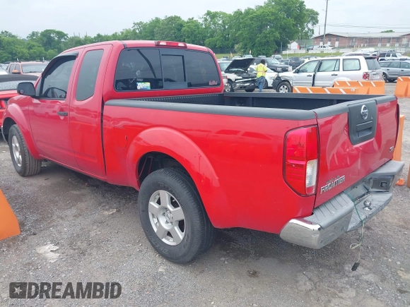 2008 Nissan Frontier SE z VIN 1N6AD06U78C418727, wystawiony jako IAAI lot #42215016 z przebiegiem 211 562 mil mil oraz . Historia ofert i sprzedaży dostępna na DreamBid. Obrazek 3.
