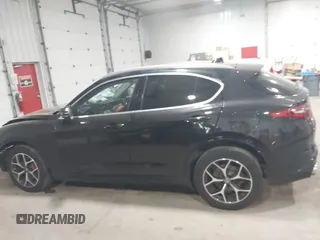2020 Alfa Romeo Stelvio Ti z VIN ZASPAKBN5L7C91663, wystawiony jako IAAI lot #41816765 z przebiegiem 40 972 mil mil oraz . Historia ofert i sprzedaży dostępna na DreamBid. Obrazek 14.