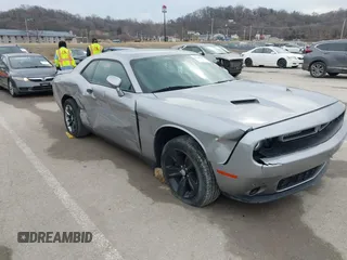 2018 Dodge Challenger SXT z VIN 2C3CDZAG1JH276478, wystawiony jako IAAI lot #41621885 z przebiegiem 62 998 mil mil oraz . Historia ofert i sprzedaży dostępna na DreamBid. Obrazek 1.