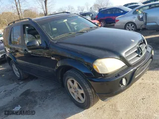 2001 Mercedes-Benz M-Class with VIN 4JGAB54E51A282080, listed as a IAAI auction lot 41437518 with 257,702 mi miles. Bid and sale history available at carsss.com. Image 1.