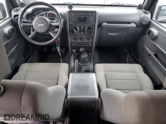 2007 Jeep Wrangler Unlimited Sahara z VIN 1J4GA59127L106988, wystawiony jako Copart lot #59750975 z przebiegiem 154 233 mil mil oraz Czysty tytuł • Clean title. Historia ofert i sprzedaży dostępna na DreamBid. Obrazek 8.