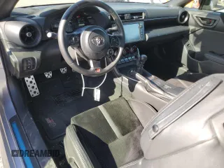 2023 Toyota 86 Premium z VIN JF1ZNBE17P9752912, wystawiony jako Copart lot #56538765 z przebiegiem 31 403 mil mil oraz Szkoda całkowita • Salvage title. Historia ofert i sprzedaży dostępna na DreamBid. Obrazek 8.