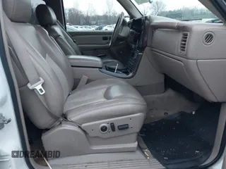 2006 GMC Yukon XL Denali with VIN 1GKFK66U86J133629, listed as a IAAI auction lot 41094116 with 208,665 mi miles. Bid and sale history available at carsss.com. Image 5.