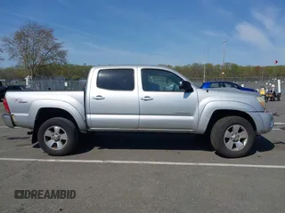 2006 Toyota Tacoma PreRunner z VIN 5TEJU62N66Z235712, wystawiony jako IAAI lot #42102058 z przebiegiem 264 012 mil mil oraz . Historia ofert i sprzedaży dostępna na DreamBid. Obrazek 13.