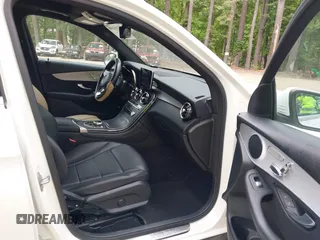 2019 Mercedes-Benz GLC 300 z VIN WDC0G4KB8KF669144, wystawiony jako IAAI lot #42216156 z przebiegiem 76 024 mil mil oraz . Historia ofert i sprzedaży dostępna na DreamBid. Obrazek 5.