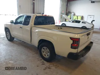 2023 Nissan Frontier S z VIN 1N6ED1CL4PN662650, wystawiony jako IAAI lot #42175893 z przebiegiem 22 035 mil mil oraz . Historia ofert i sprzedaży dostępna na DreamBid. Obrazek 3.