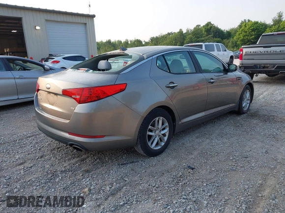 2013 Kia Optima LX z VIN 5XXGM4A79DG200479, wystawiony jako IAAI lot #42412641 z przebiegiem 183 916 mil mil oraz . Historia ofert i sprzedaży dostępna na DreamBid. Obrazek 4.