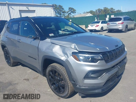 2022 Jeep Compass Latitude z VIN 3C4NJDBB4NT197015, wystawiony jako IAAI lot #42074901 z przebiegiem 61 498 mil mil oraz . Historia ofert i sprzedaży dostępna na DreamBid. Obrazek 1.
