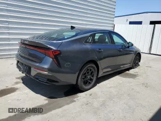 2025 Kia K5 LXS z VIN KNAG24J71S5316232, wystawiony jako Copart lot #61090395 z przebiegiem 12 898 mil mil oraz Czysty tytuł • Clean title. Historia ofert i sprzedaży dostępna na DreamBid. Obrazek 3.