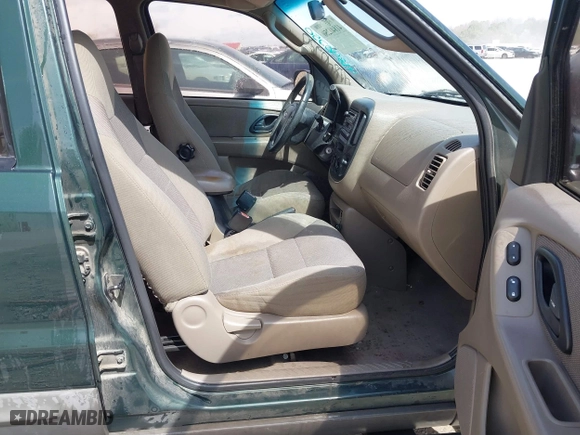 2001 Ford Escape XLT with VIN 1FMYU03141KB92083, listed as a IAAI auction lot 41840250 with 221,444 mi miles. Bid and sale history available at carsss.com. Image 5.