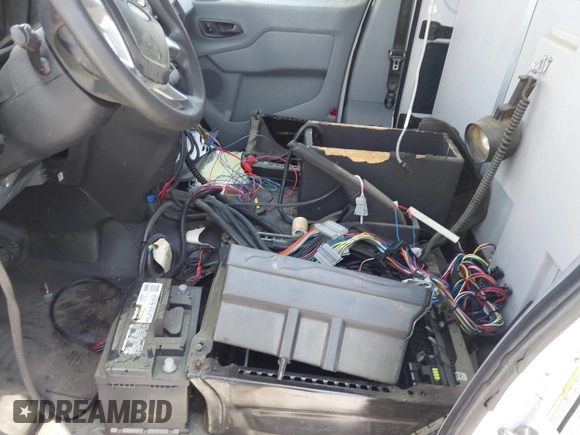 2018 Ford Transit z VIN 1FDYR2CM5JKA14321, wystawiony jako IAAI lot #42231277 z przebiegiem Nie podano mil oraz . Historia ofert i sprzedaży dostępna na DreamBid. Obrazek 11.