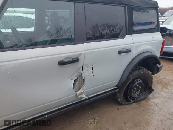 2023 Ford Bronco z VIN 1FMDE5BH4PLB16762, wystawiony jako IAAI lot #41918584 z przebiegiem 32 527 mil mil oraz . Historia ofert i sprzedaży dostępna na DreamBid. Obrazek 6.