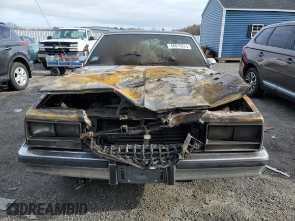 1985 Chevrolet El Camino z VIN 3GCCW80H0FS917778, wystawiony jako Copart lot #48815225 z przebiegiem Nie podano mil oraz Czysty tytuł • Clean title. Historia ofert i sprzedaży dostępna na DreamBid. Obrazek 5.