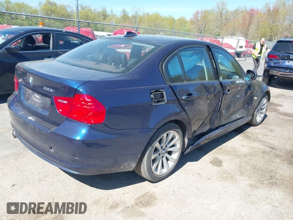 2011 BMW 3 Series 328i xDrive with VIN WBAPK5G5XBNN79573, listed as a IAAI auction lot 42130812 with 88,206 mi miles. Bid and sale history available at carsss.com. Image 4.