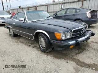 1985 Mercedes-Benz 380 z VIN WDBBA45C4FA019328, wystawiony jako Copart lot #59980015 z przebiegiem 122 282 mil mil oraz Czysty tytuł • Clean title. Historia ofert i sprzedaży dostępna na DreamBid. Obrazek 4.