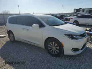 2017 Chrysler Pacifica Touring L with VIN 2C4RC1BG1HR519963, listed as a Copart auction lot 52800915 with 141,225 mi miles and Salvage Title. Bid and sale history available at DreamBid. Image 4.