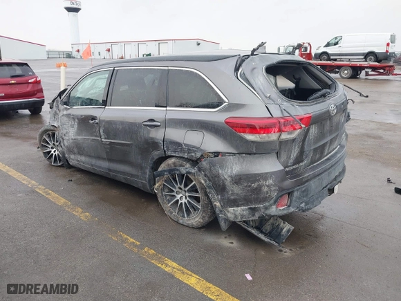 2017 Toyota Highlander XLE with VIN 5TDJZRFH7HS371208, listed as a IAAI auction lot 41720517 with 184,647 mi miles. Bid and sale history available at carsss.com. Image 3.