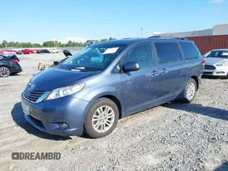 2014 Toyota Sienna XLE z VIN 5TDYK3DC9ES526117, wystawiony jako IAAI lot #42247546 z przebiegiem 119 096 mil mil oraz . Historia ofert i sprzedaży dostępna na DreamBid. Obrazek 2.