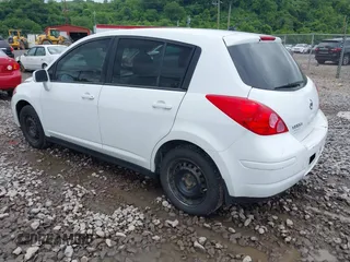 2009 Nissan Versa S z VIN 3N1BC13E19L442205, wystawiony jako IAAI lot #42446103 z przebiegiem 125 011 mil mil oraz . Historia ofert i sprzedaży dostępna na DreamBid. Obrazek 3.