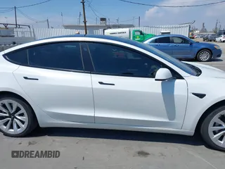 2022 Tesla Model 3 Long Range z VIN 5YJ3E1EB9NF113601, wystawiony jako IAAI lot #42173612 z przebiegiem 95 454 mil mil oraz . Historia ofert i sprzedaży dostępna na DreamBid. Obrazek 13.