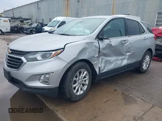 2019 Chevrolet Equinox LT z VIN 2GNAXJEV0K6224557, wystawiony jako IAAI lot #41946724 z przebiegiem 179 748 mil mil oraz . Historia ofert i sprzedaży dostępna na DreamBid. Obrazek 2.