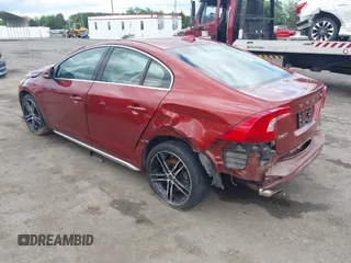 2013 Volvo S60 T6 R-Design Platinum z VIN YV1902FH1D2176480, wystawiony jako IAAI lot #42329476 z przebiegiem 142 808 mil mil oraz . Historia ofert i sprzedaży dostępna na DreamBid. Obrazek 3.