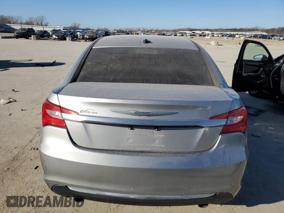 2014 Chrysler 200 Limited z VIN 1C3CCBCG3EN176547, wystawiony jako Copart lot #84256164 z przebiegiem 116 432 mil mil oraz Szkody całkowita. Historia ofert i sprzedaży dostępna na DreamBid. Obrazek 6.