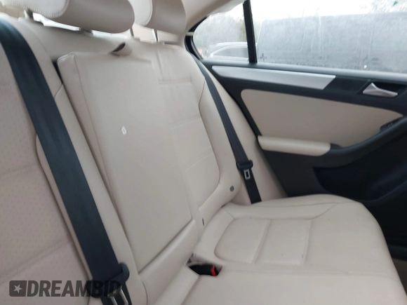 2015 Volkswagen Jetta Sedan Hybrid SEL Premium with VIN 3VW637AJXFM314288, listed as a IAAI auction lot 41715001 with 152,484 mi miles. Bid and sale history available at carsss.com. Image 8.