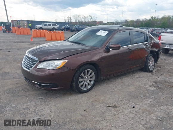 2013 Chrysler 200 Touring z VIN 1C3CCBBB2DN538825, wystawiony jako IAAI lot #42009269 z przebiegiem 90 897 mil mil oraz . Historia ofert i sprzedaży dostępna na DreamBid. Obrazek 2.