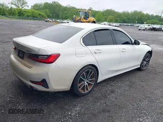 2020 BMW 3 Series 330i xDrive z VIN 3MW5R7J00L8B06071, wystawiony jako IAAI lot #42197554 z przebiegiem 96 677 mil mil oraz . Historia ofert i sprzedaży dostępna na DreamBid. Obrazek 4.