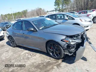 2020 Alfa Romeo Giulia z VIN ZARFAMAN2L7624764, wystawiony jako IAAI lot #41623824 z przebiegiem Nie podano mil oraz . Historia ofert i sprzedaży dostępna na DreamBid. Obrazek 13.