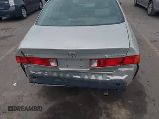 2001 Toyota Camry LE z VIN 4T1BF28K71U127407, wystawiony jako IAAI lot #42247606 z przebiegiem 289 995 mil mil oraz . Historia ofert i sprzedaży dostępna na DreamBid. Obrazek 16.