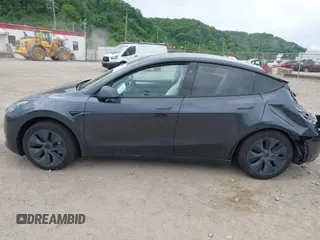 2025 Tesla Model Y Long Range z VIN 7SAYGAEE3SF264491, wystawiony jako IAAI lot #42292489 z przebiegiem 3 543 mil mil oraz . Historia ofert i sprzedaży dostępna na DreamBid. Obrazek 15.